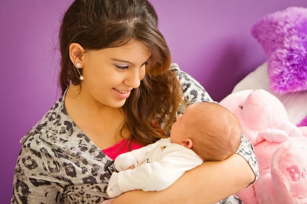 Madre amando a su bebé — Foto de Stock