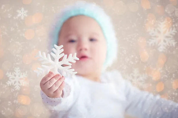 Inverno bebê mostrando ornamento de Natal — Fotografia de Stock