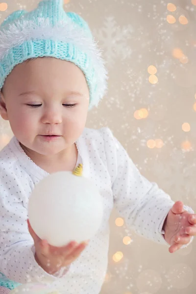 Zimní baby hrát s vánoční ozdoba — Stock fotografie