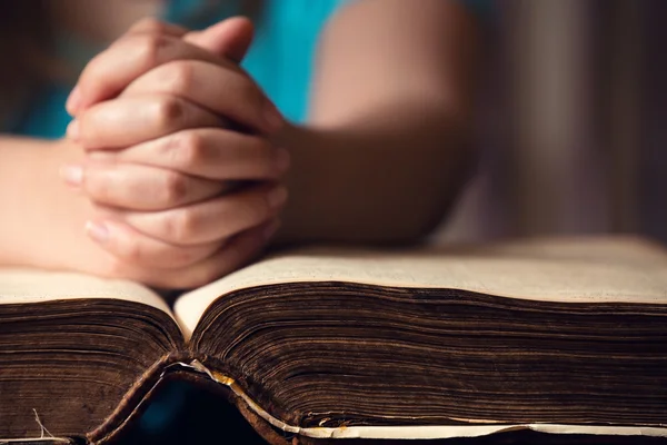 La mano en la Biblia — Foto de Stock