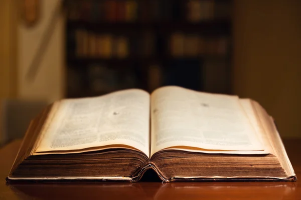 Antigua Biblia Santa Abierta — Foto de Stock