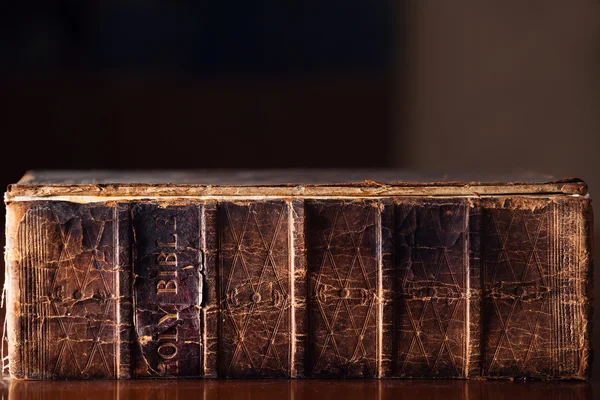 Старий Священну Біблію — стокове фото