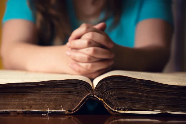 Biblia abierta con chica rezando — Foto de Stock