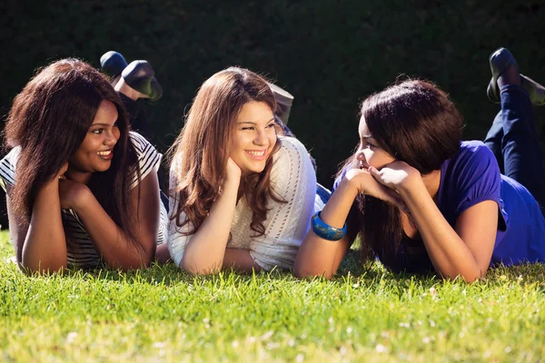 Les jeunes filles se détendre en plein air — Photo