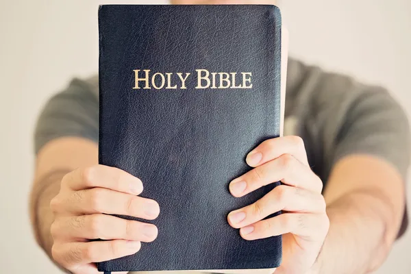 Joven mostrando orgullosamente su Biblia — Foto de Stock