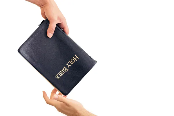 Dando uma Bíblia — Fotografia de Stock