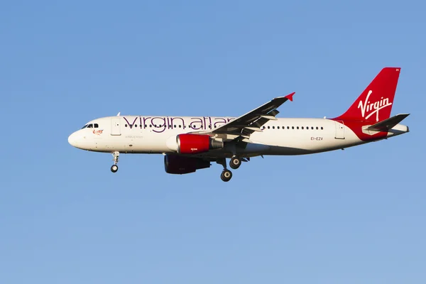 Virgin Atlantic aterrizaje de aviones —  Fotos de Stock