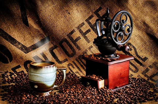 커피 원두와 분쇄기 스톡 사진