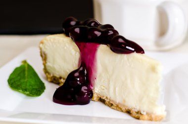 Yaban mersinli cheesecake ve kahve