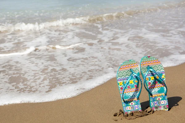Chaussons de plage bleus sur plage de sable fin, été, baignade — Photo