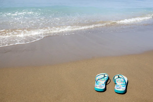 Pantoufles de plage bleues sur la plage de sable avec espace de copie pour le texte, somme — Photo