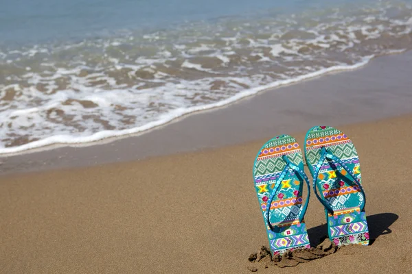 Chaussons de plage bleus sur plage de sable fin, été, baignade — Photo