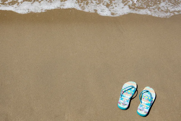 Blue beach slippers on sandy beach with copy space for text, sum — Stock Photo, Image