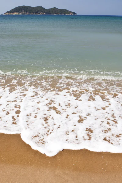 Vackra stranden och havet vågor — Stockfoto