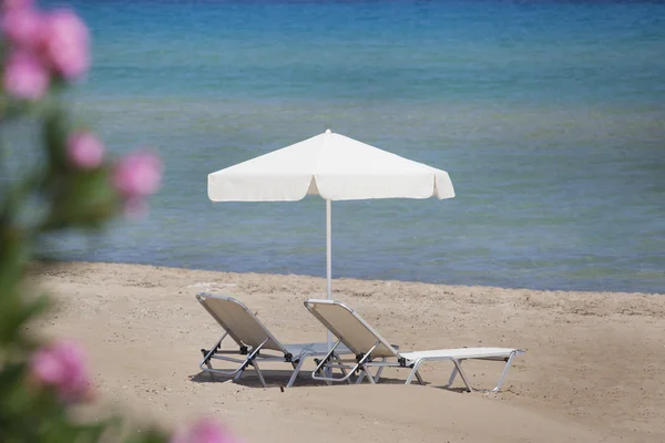 Leżaki na plaży w Grecji, zakynthos — Zdjęcie stockowe