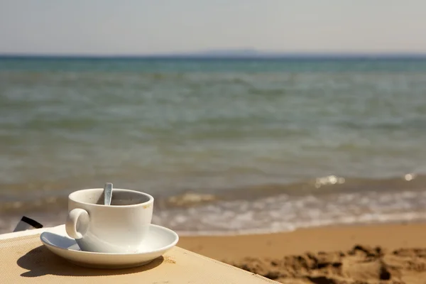 Cup of coffee at the beach — Stock Photo, Image