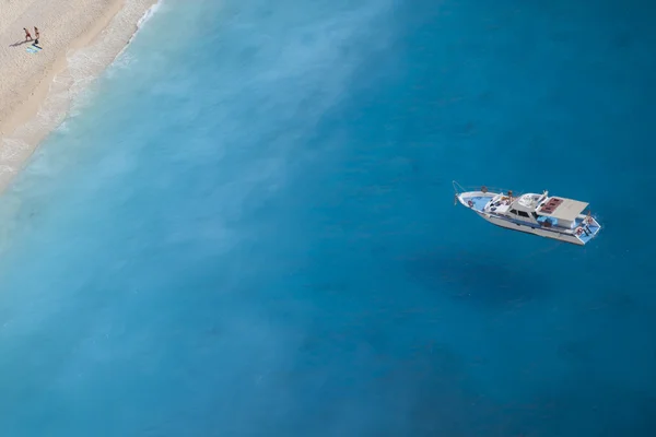 Boat on the ionic sea, a romantic couple at the beach — Stock Photo, Image