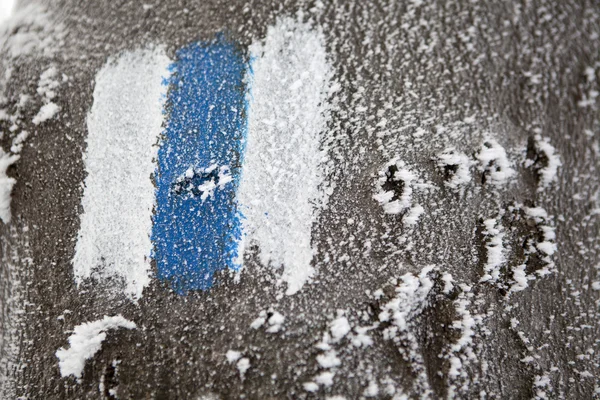 Señal de montaña azul en una pista llena de nieve, invierno —  Fotos de Stock