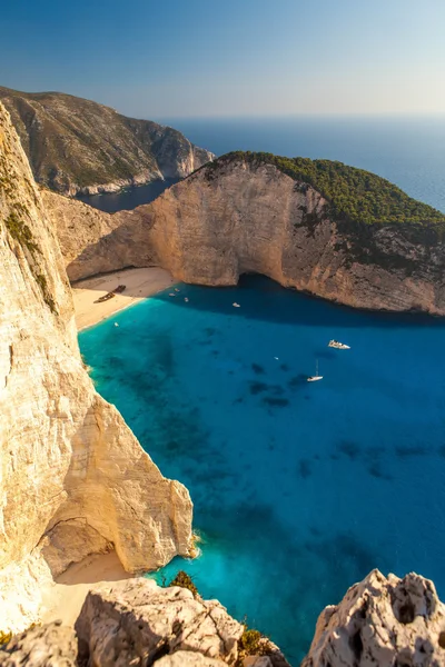 Yunanistan 'ın Zakynthos kentindeki Navagio plajındaki gemi enkazının görüntüsü
