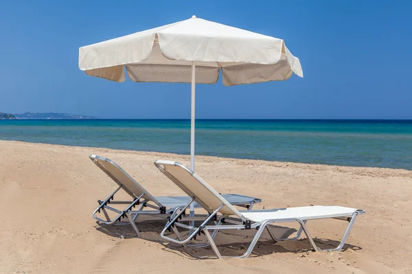 太阳床和海滩上的太阳伞 — 图库照片