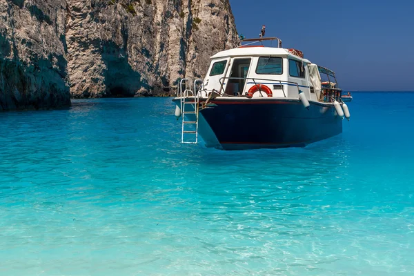 Boat anchored on Navagio beach (also known as shipwreck beach), — Stock Photo, Image