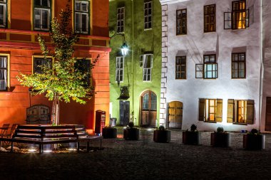 gece Ortaçağ cadde görünümü sighisoara, Transilvanya, Romanya