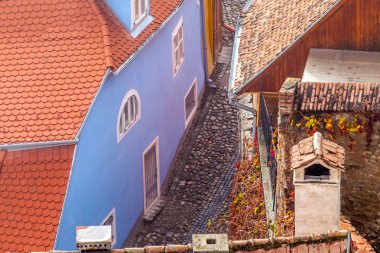 Ortaçağ sokak görünümü'nde sighisoara, Transilvanya