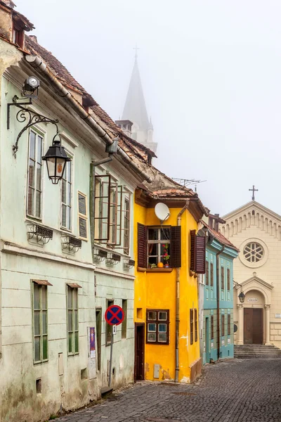 Sax tarafından kurulan sighisoara, Transilvanya, ortaçağ sokak görünümü — Stok fotoğraf