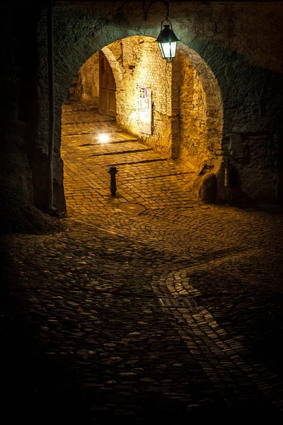 Medeltida gatan från sighisoara, Rumänien. Foto taget av natt — Stockfoto