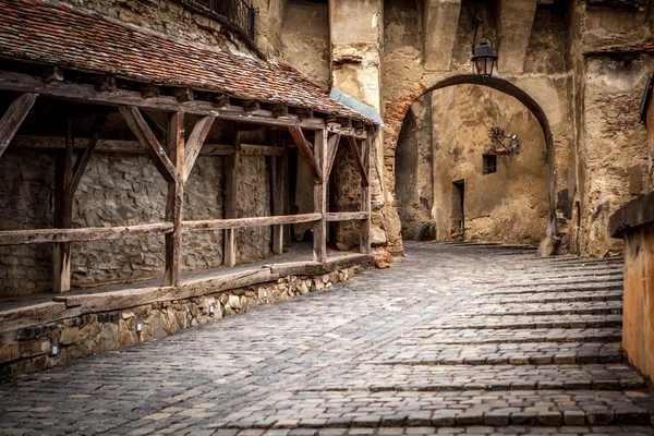 Średniowieczną ulicę w Sighisoarze, w Transylwanii, założona przez saksofon — Zdjęcie stockowe