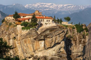 Kalampaka kasaba ve rock tepesinde, kutsal teslis Manastırı ile beni