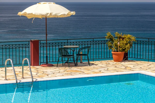 Swimming pool near the sea , Greece — Stock Photo, Image