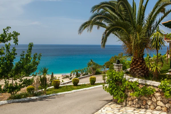 Café und Pool am tropischen Strand - Reisehintergrund — Stockfoto