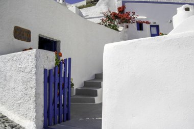 santorini Adası'nın tipik bir Yunan evde açık kapı