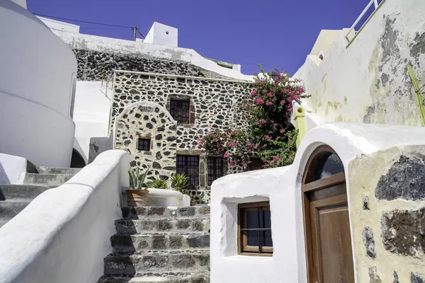 Offene tür in einem typischen griechischen haus der insel santorini — Stockfoto