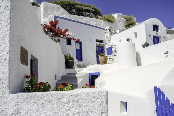 Offene tür in einem typischen griechischen haus der insel santorini — Stockfoto