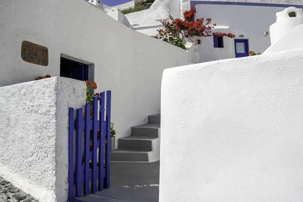 Open deur in een typische Griekse huis van santorini eiland — Stockfoto