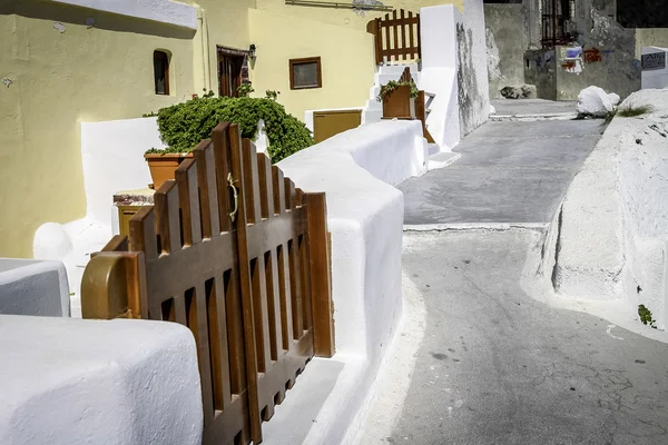 Öppna dörren i ett typiskt grekiska Santoriniön — Stockfoto