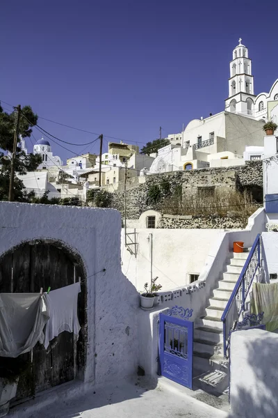 De klokkentoren op het dorp pyrgos, aan de bovenkant van de islan — Stockfoto