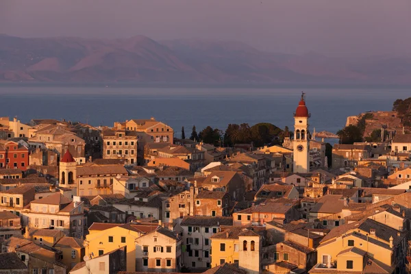 Kerkyra stad in corfu bij zonsondergang — Stockfoto