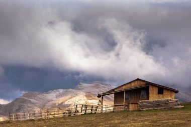 terk edilmiş kabin bucegi Dağları, Romanya