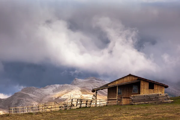 Gubuk terbengkalai di Pegunungan Bucegi, Rumania — Stok Foto