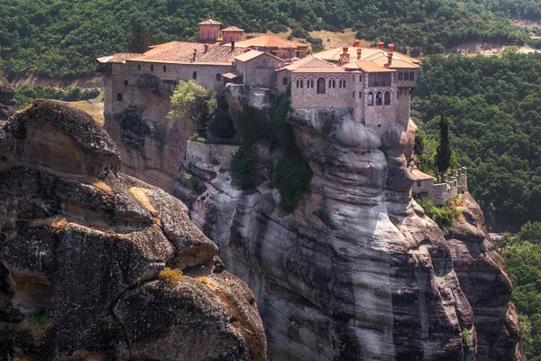 背の高い roc と美しい風景、メテオラ ギリシャから修道院 — ストック写真