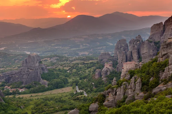 Zonsondergang licht over meteora kloosters, Griekenland — Stockfoto