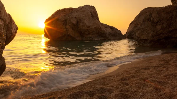 Kathisma beach, lefkada, griechenland überrascht bei sonnenuntergang. — Stockfoto