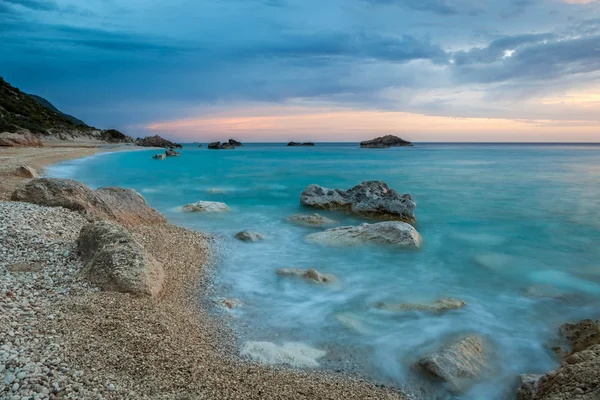 Kathisma beach, Lefkada, Grecia sorprendida por el crepúsculo . — Foto de Stock