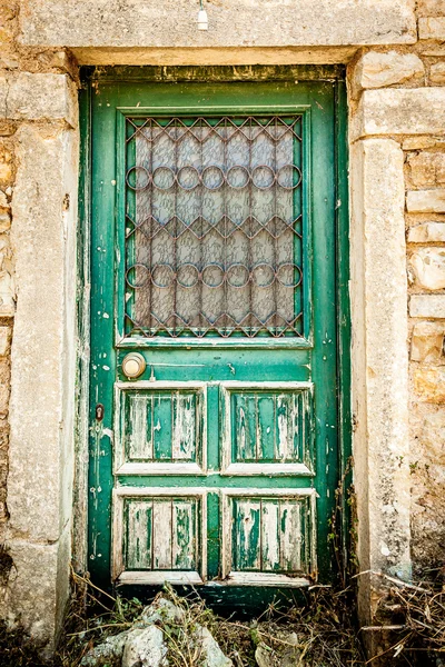 Oude vintage deur van perithia stad, corfu eiland — Stockfoto