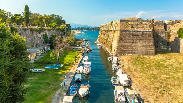 Antiga fortaleza bizantina em Corfu, vista para o canal - Grécia — Fotografia de Stock