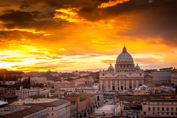 Katedrála svatého Petra při západu slunce, Řím — Stock fotografie