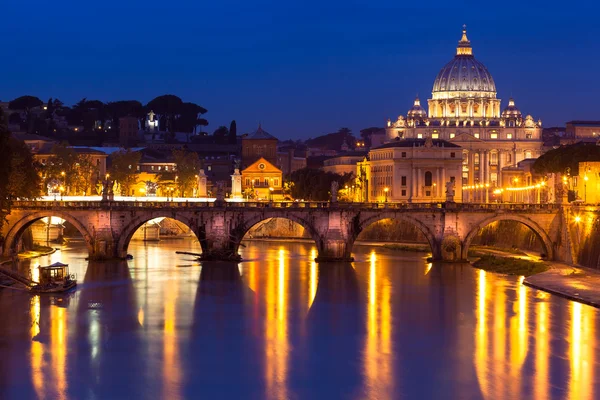 パノラマ夜バチカン市国ローマ、イタリアでのビュー — ストック写真